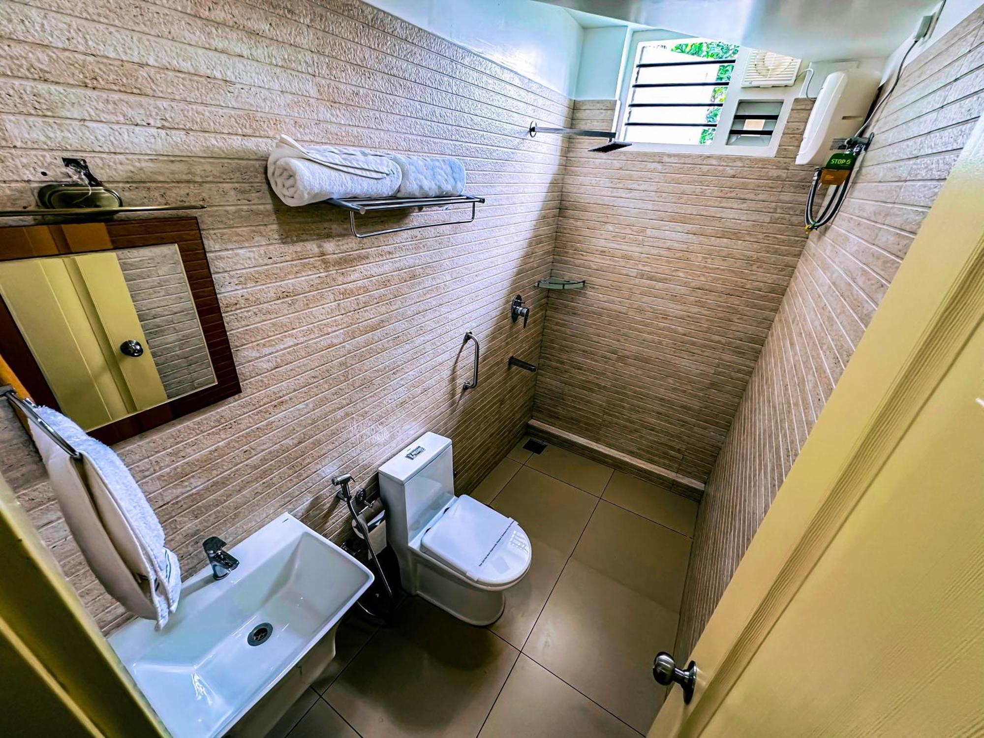 Boulevard Resorts Kakkadampoyil Bagian luar foto